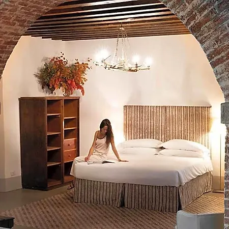 Castello Di מלון
